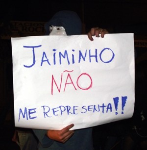 Divinópolis: manifestantes jogam água no chopp na inauguração do escritório da família Martins na Avenida Primeiro de Junho jaiminho no me representa